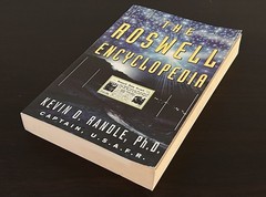 THE ROSWELL ENCYCLOPEDIA by K. Randle – FIRST EDITION Paperback 2000