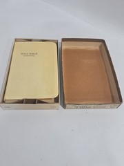 WORLD BIBLE KING JAMES WHITE IMITATION LEATHER OVERLAPPING COVERS AMBER EDGES