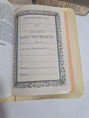 WORLD BIBLE KING JAMES WHITE IMITATION LEATHER OVERLAPPING COVERS AMBER EDGES